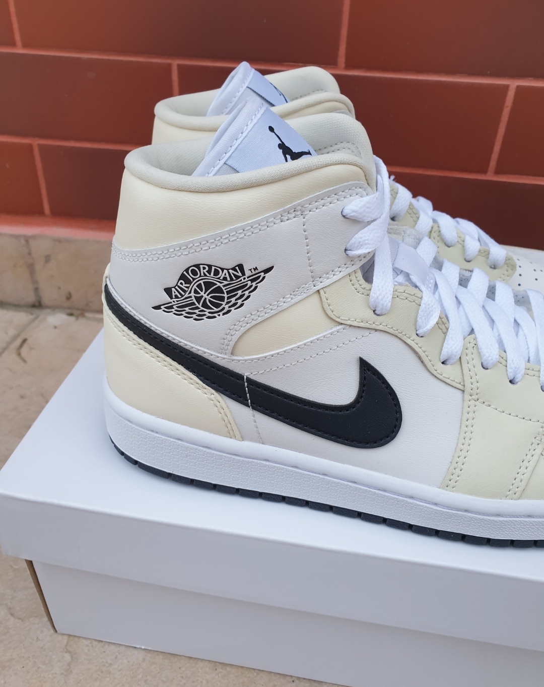 Jordan 1 mid "Coconut Milk" HypedRo