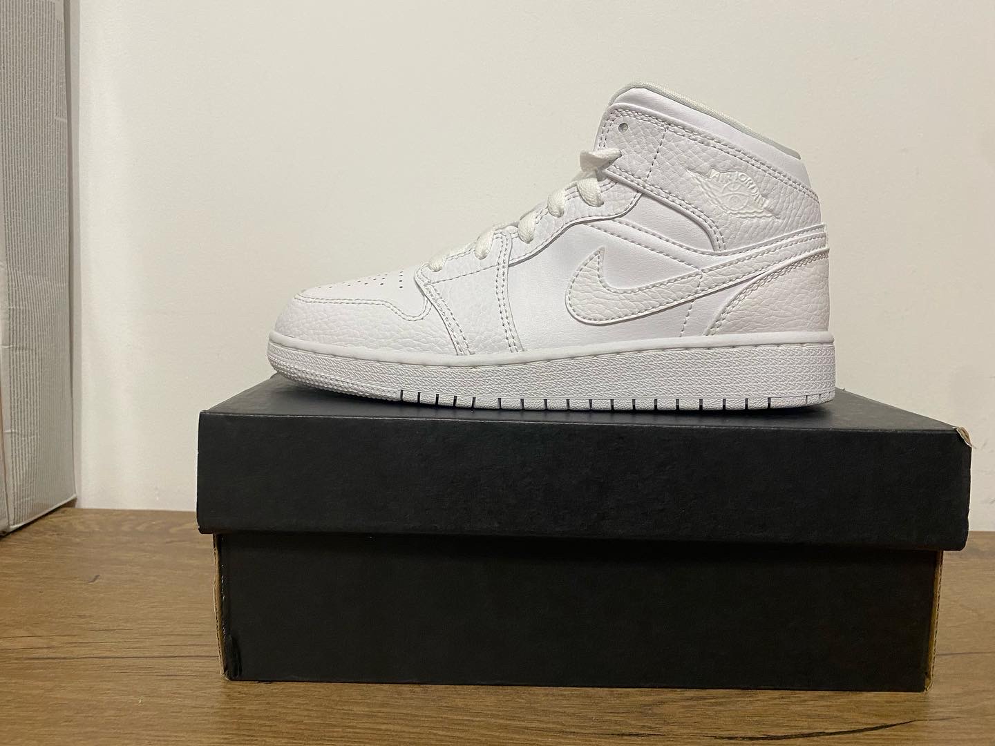 aj1 mid triple white